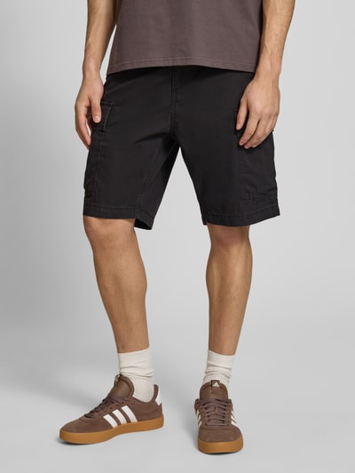 Männermodel trägt Cargoshorts aus reiner Baumwolle von Levi's®, Optik: Unifarben, Passform: Relaxed-Fit, Ganzkörperansicht von vorne.