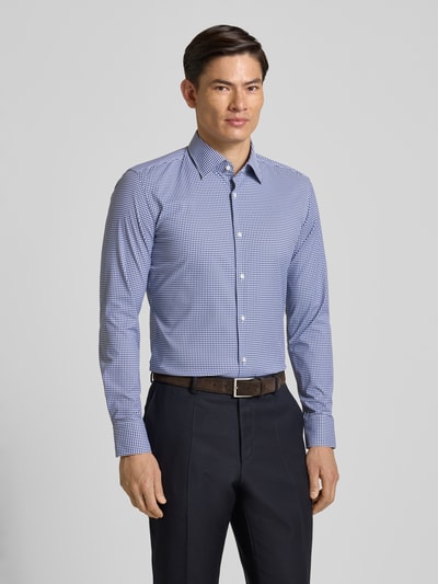 Männermodel trägt Slim Fit Businesshemd mit Kentkragen Modell 'P-Hank-K-261' von BOSS, Gitterkaro-Muster, Popeline, mehrfarbig, Ganzkörperansicht von vorne.