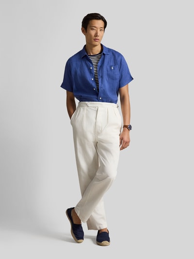 Männermodel trägt Regular Fit vrijetijdsoverhemd aus rein linnen van Polo Ralph Lauren, look: effen, korte mouw, borstzak, gestikt logo, reverskraag, doorlopende knoopsluiting, materiaalverwerking: gevlamd garen, materiaal: linnen, Ganzkörperansicht von vorne.