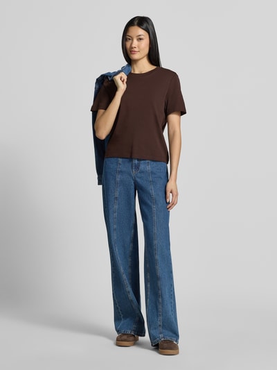 Vrouwenmodel draagt Regular Fit t-shirt uit puur katoen van s.Oliver RED LABEL, effen bruin, brede denim broek, Ganzkörperaanzicht van voren.