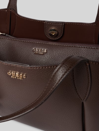 Produktfoto, Handtasche in Leder-Optik Modell 'MELODY' von GUESS in Braun mit Logo-Detail, Magnetverschluss und abnehmbarem Schulterriemen