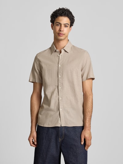 Männermodel trägt Regular Fit Freizeithemd mit Kentkragen Modell 'ABAN' von Blend in Beige mit Knopfleiste, 1/2-Arm, Ganzkörperansicht von vorne. Rückenlänge 73 cm, Schulterbreite 43 cm, Ärmellänge 22 cm, Größe M.