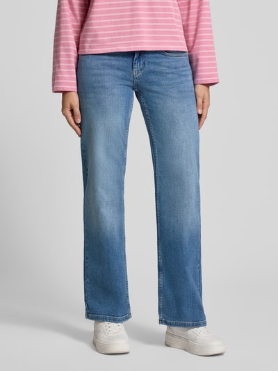 Kobieta prezentuje jasnoniebieskie jeansy Wide & Loose Fit aus Baumwoll-Mix Modell 'JENNY-O' von ONLY, tekstura gładka, damskie jeansy, kontekst: Damen Wide & Loose Fit Jeans von ONLY, zdjęcie całej sylwetki z przodu.
