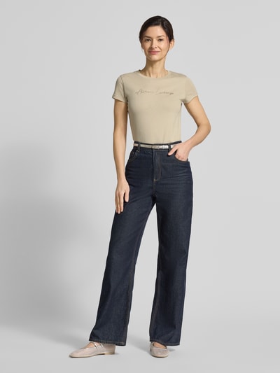 Frauenmodel trägt T-Shirt mit Logo und Rundhalsausschnitt von ARMANI EXCHANGE aus Reine Baumwolle im Slim-Fit, Rückenlänge 58 cm, Ganzkörperansicht von vorne.