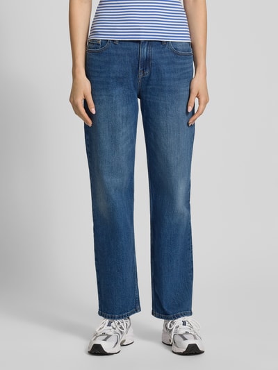 Frauenmodel trägt Straight Leg Jeans aus Baumwoll-Mix Modell 'SOPHIE' von Tommy Jeans in Denim-Optik mit Logo-Stitching, 5-Pocket-Design, Knopf und verdecktem Reißverschluss, Passform: Straight, Ganzkörperansicht von vorne.