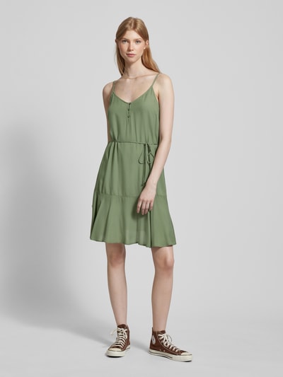Pieces Sukienka o długości do kolan z wiązanym paskiem model ‘NYA’ Oliwkowy 1