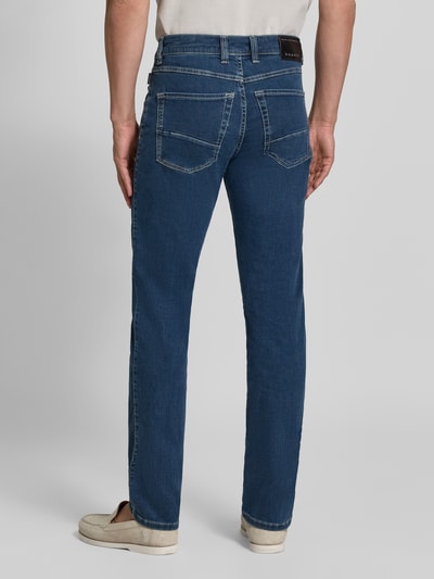 Mężczyznamodel nosi jeansy Regular Fit Jeans im 5-Pocket-Design von bugatti, mieszanka bawełny, krój regular fit, zapięcie na guzik i zamek błyskawiczny, 5 kieszeni, szerokość w rozmiarze 32/32: 43 cm, długość wewnętrzna nogawki w rozmiarze 32/32: 82 cm, niebieski, widoczne przeszycia, prosty krój nogawki, widok całej sylwetki z tyłu.