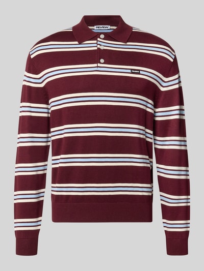 Produktfoto, Strickpullover mit Polokragen von REVIEW in Bordeaux-Rot mit weißen und blauen Streifen, gerippte Abschlüsse, Langarm, locker, Label-Stitching