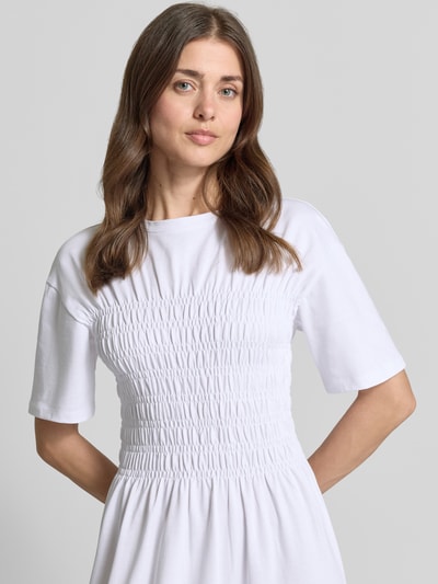 Frauenmodel trägt Midikleid mit Smok-Details von Jake*s Casual in Weiß, Reine Baumwolle, Taillierter Schnitt, Rundhalsausschnitt, Nahaufnahme Oberkörper