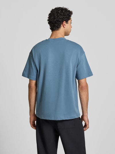 Männermodel trägt Herren T-Shirt mit Rundhalsausschnitt Modell 'BARRON' von Jack & Jones aus Baumwoll-Mix mit Stretch-Anteil, Regular-Fit, Rückansicht, Rückenlänge bei Größe M 69 cm.