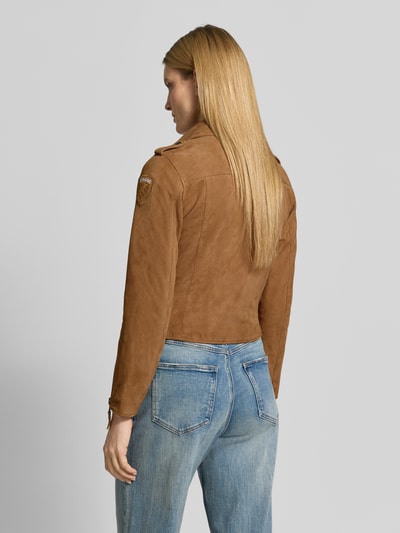 Vrouwenmodel draagt Regular Fit Lederjacke mit Umlegekragen Modell 'Cherry' van Blauer Usa in bruin leer met ritssluiting, steekzakken met rits, achterkant totaalbeeld