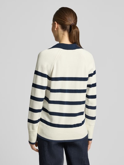 Frauenmodel trägt Gestreifter Pullover mit Polokragen von Stefanel in Creme mit dunkelblauen Streifen, reine Baumwolle, Rückenansicht, Ganzkörperansicht Rückansicht