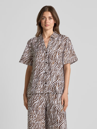 Frauenmodel trägt Regular Fit Bluse mit V-Ausschnitt Modell 'Mele' von FREE/QUENT aus Viskose-Mix im Allover-Look mit Hemdblusenkragen, Ganzkörperansicht von vorne.