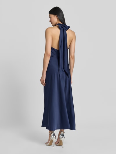Kobiece modelka nosi knielanges Cocktailkleid aus Satin von Hey Kyla, elastyczna mieszanka materiałów, dopasowany krój, satyna, marszczenia, krój bez rękawów, długość tyłu w rozmiarze 36: 97 cm, szerokość w rozmiarze 36: 38 cm, widok całej sylwetki z tyłu.