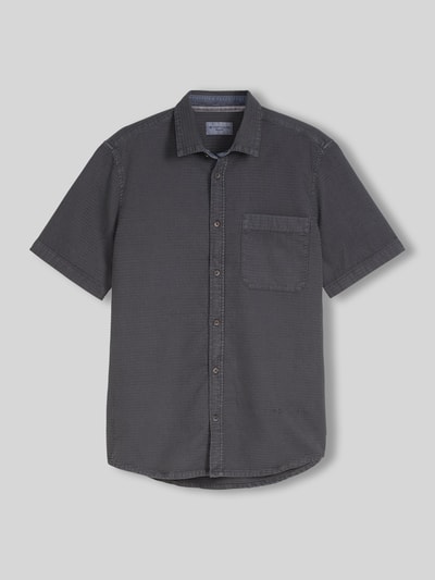 Produktfoto, Regular Fit Freizeithemd aus reiner Baumwolle von Tom Tailor w kolorze ciemnoszarym, krój regular fit, krótki rękaw, kieszeń na piersi, strukturalny wzór, kent kołnierzyk, całość z czystej bawełny, wykończenie washed, zapinane na pojedyncze guziki
