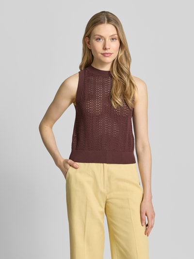 Frauenmodel trägt Slim Fit Top aus Viskose-Mix Modell 'FASSIA' von BOSS in Strickoptik, hochgeschlossen, ohne Ärmel, Ganzkörperansicht von vorne.