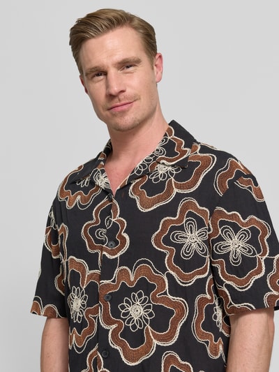 Männermodel trägt Freizeithemd mit floralem Allover-Stitching Modell 'Dova' von Antony Morato, Reine Baumwolle, Nahaufnahme Oberkörper.