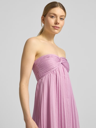 Frauenmodel trägt Abendkleid mit Plisseefalten und Bandeau-Ausschnitt von Jake*s Cocktail in Flieder, Chiffon, A-Linie, Nahaufnahme Oberkörper.