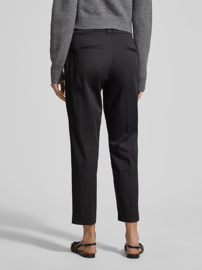 Männermodel trägt Straight Fit Stoffhose mit Lyocell-Anteil Modell 'Mara' von Brax, bawełniany materiał, ciemny kolor, modne kanty, krótszy fason, boczne i tylne kieszenie, zapięcie na guzik i zamek, Szerokość w rozmiarze 36: 39 cm, długość nogawki: 68 cm, Ganzkörperansicht Rückansicht