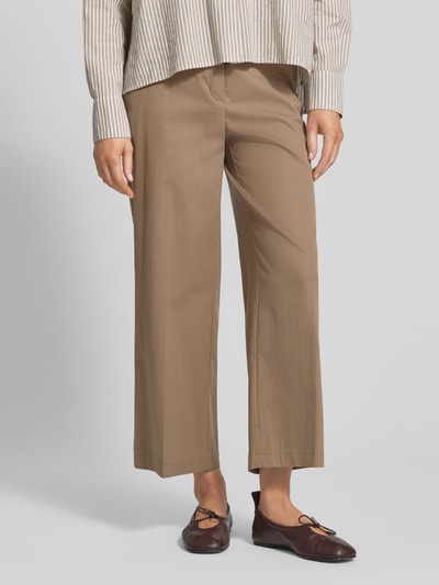 Frauenmodel trägt Regular Fit Chino aus Baumwoll-Mix Modell 'CALIFORNIA' von Cambio, Optik: Unifarben, Popeline, Ganzkörperansicht von vorne.