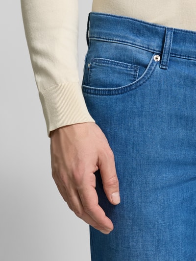 Männermodel trägt Regular Fit Jeans im Used-Look Modell 'Cadiz' von Brax, Baumwoll-Mix, blaue Farbe, Nahaufnahme Oberschenkel.