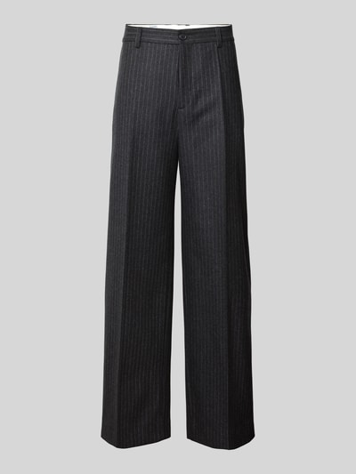 Produktfoto, Relaxed Fit Stoffhose aus Baumwoll-Mix von Filippa K, czarne spodnie materiałowe w prążki, mieszanka bawełny, krój relaxed fit, zakładki w pasie, zapięcie na guzik i zamek błyskawiczny, wpuszczane oraz tylne kieszenie, długość wewnętrzna nogawki w rozmiarze 50: 80 cm, szerokość w rozmiarze 50: 45 cm