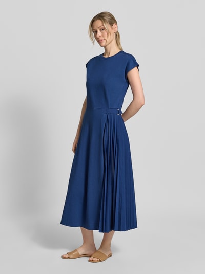 Frauenmodel trägt Tailliertes Freizeitkleid aus Baumwoll-Leinen-Mix Modell 'COLIBRI' von MAX&Co., Optik: Unifarben, Midi-Länge, Flammgarn, Plissees, Bindegürtel, Gehschlitz, Kurzarm, Rundhals, glatte Textur, Ganzkörperansicht von vorne.