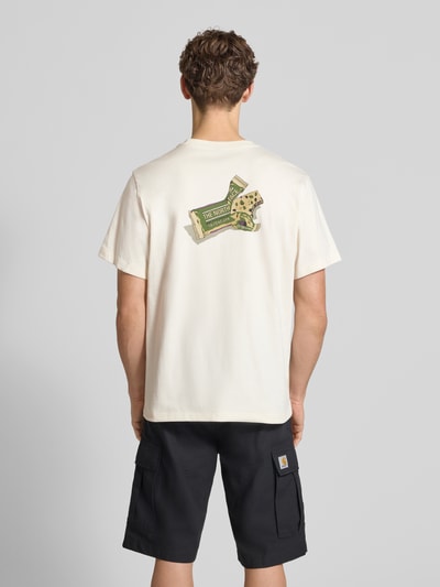 Männermodel trägt Relaxed Fit T-Shirt aus reiner Baumwolle von The North Face, crèmefarben, label-print, ronde hals, relaxed fit, ruglengte maat M 72 cm, ganzkörperansicht rückansicht.