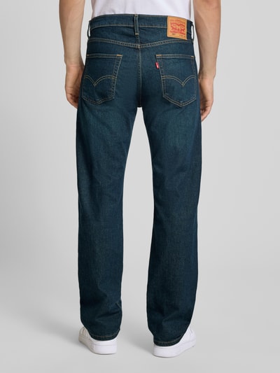 Mannenmodel draagt donkerblauwe straight fit jeans uit katoenmix Straight Fit Jeans aus Baumwoll-Mix Modell '505®' van levi's®, jeansvariatie, volledige lichaamsaanzicht achterkant.