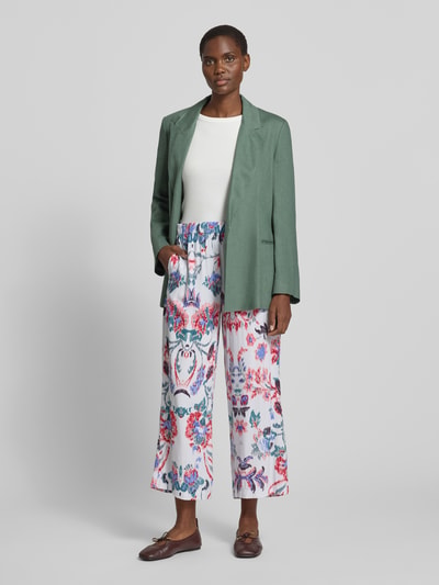 Frauenmodel trägt Culotte aus Viskose mit elastischem Bund von Christian Berg Woman im Allover-Muster, loose Fit, Ganzkörperansicht von vorne.