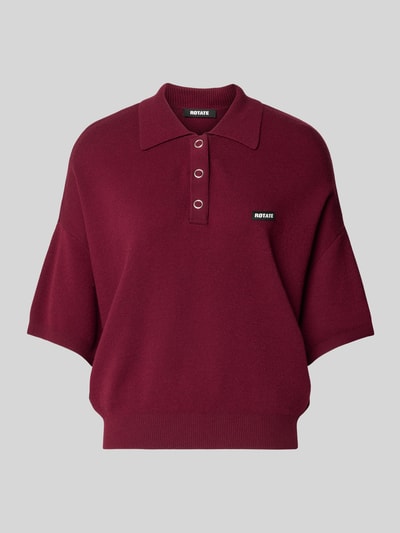 Produktfoto, Cropped Boxy Fit Strick-Poloshirt von ROTATE in Bordeauxrot, Material-Mix, gerippte Abschlüsse, strukturierte Oberfläche