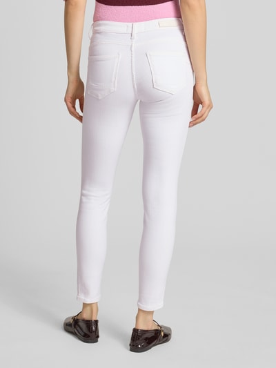 Frauenmodel trägt Skinny Fit Jeans aus Baumwoll-Mix Modell 'POWER' von Only in Optik: Unifarben, Materialverarbeitung: Stretch-Webstruktur, 5-Pocket-Design, Label Patch, Farbe Weiß, Ganzkörperansicht Rückansicht.