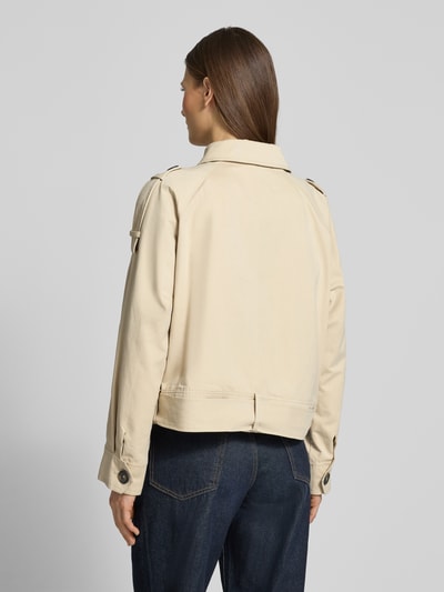 Frauenmodel trägt Jacke mit Pattentaschen und Gürtel Modell 'Lyon' von My Essential Wardrobe, Baumwoll-Mix, Regular Fit, Rückansicht.