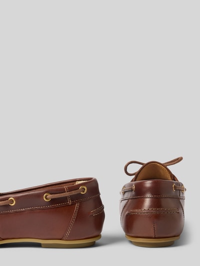 Produktfoto, Loafer aus echtem Leder Modell 'Seabaya' von Gant in Braun mit abgerundeter Form, Schnürverschluss, Ziernähte, Lochmuster, glatte Sohle, Absatzhöhe 1 cm, Schafthöhe 7 cm, Schaftweite 13 cm.