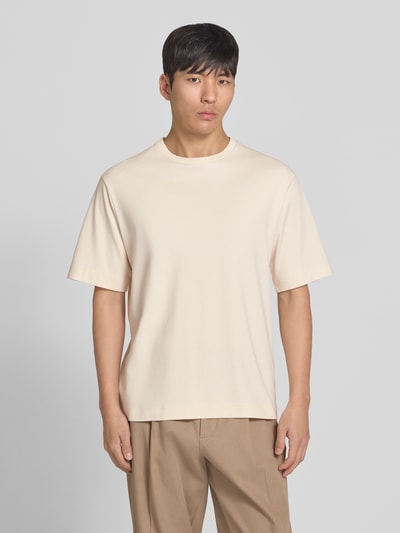 Männermodel trägt T-Shirt mit Logo-Print und Rundhalsausschnitt von Profuomo aus Reine Bio-Baumwolle im Relaxed-Fit in Beige, Ganzkörperansicht von vorne. Rückenlänge bei Größe M 70 cm.