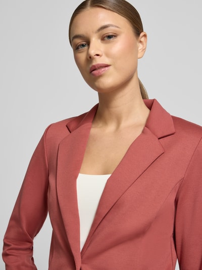 Frauenmodel trägt Blazer mit Reverskragen Modell 'KATE' von ICHI in Rosa, Material-Mix, Nahaufnahme Oberkörper, Regular Fit, Knopfverschluss.