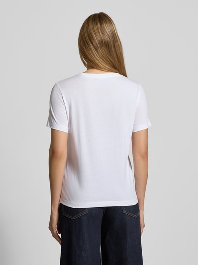Modelka kobieca nosi białe T-Shirt mit Label-Print und Rundhalsausschnitt od Gant z czystej bawełny, regular fit, widok całej sylwetki z tyłu.