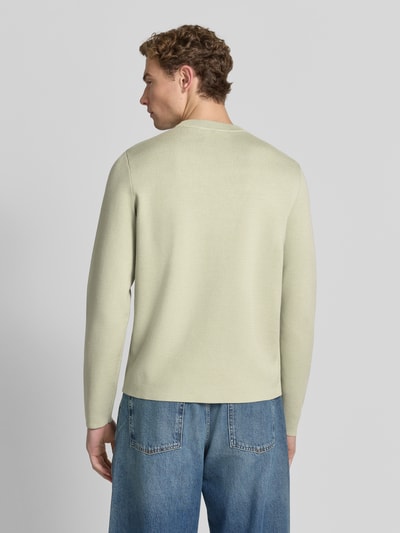 Męski model nosi sweter z mieszanki wiskozy z dodatkiem streczu, krój slim fit, wyhaftowane logo, model 'MATT' od Samsøe Samsøe, okrągły dekolt, długość tyłu w rozmiarze M: 67 cm, długość rękawów w rozmiarze M: 68 cm, widok całej sylwetki od tyłu.