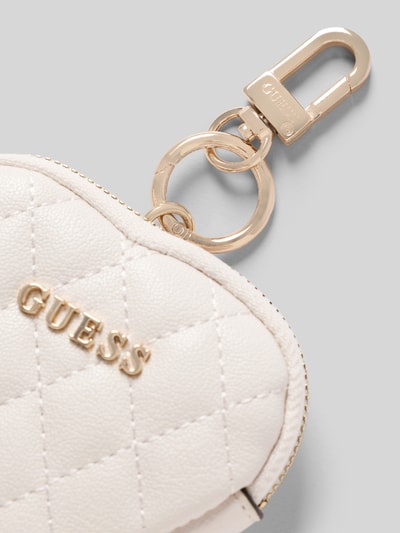 Produktfoto, Schlüsselanhänger in Herzform mit Karabiner von Guess, cremefarben, Label-Applikation, Reißverschluss, strukturierte Oberfläche