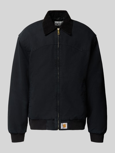 Produktfoto, schwarze Jacke mit Reißverschluss und Label-Detail Modell 'Santa Fe' von Carhartt Work In Progress aus reiner Baumwolle, Regular Fit, klare Linien und glatte Textur vor grauem Hintergrund