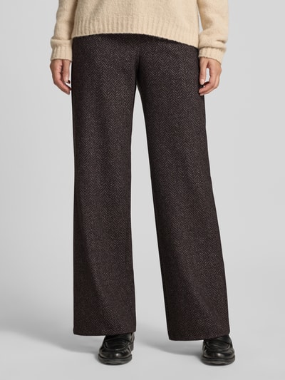 Vrouwenmodel draagt Wide Leg Weite Hose mit Viskose-Anteil van Brax, donkerbruin met visgraatpatroon, materiaal met zachte textuur, geheel vooraanzicht.
