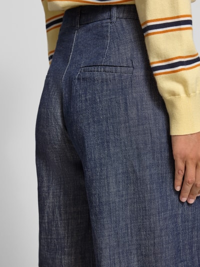 Frauenmodel trägt Bermudas in Denim-Optik Modell 'Dazzie' von My Essential Wardrobe aus Reine Baumwolle, Regular-Fit, Detailaufnahme.