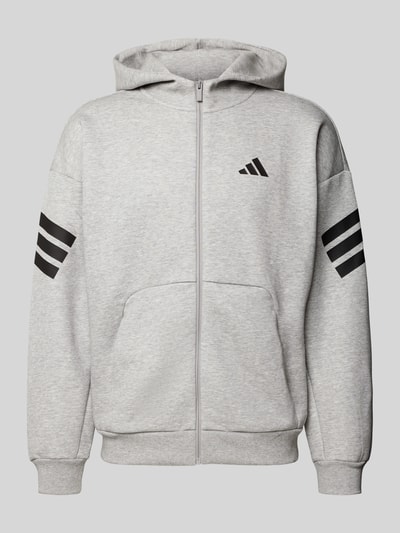 Produktfoto, Sweatjacke mit Kapuze und Logo von adidas Sportswear, grau, Material-Mix mit Baumwoll-Anteil, Relaxed-Fit, Reißverschluss, Känguru-Tasche