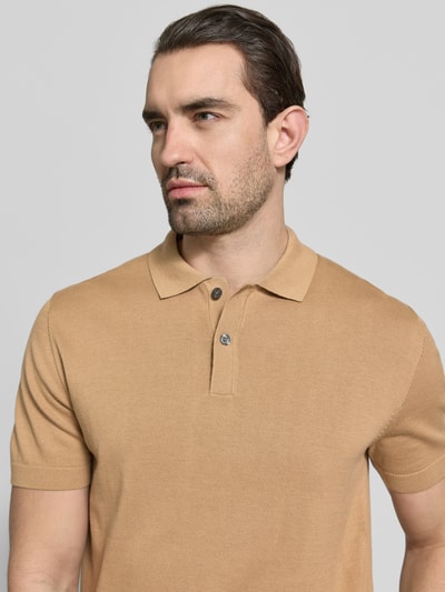 Männermodel trägt Regular Fit Poloshirt in Strick-Optik von Christian Berg Men aus reiner Baumwolle, beige, Nahaufnahme Oberkörper.