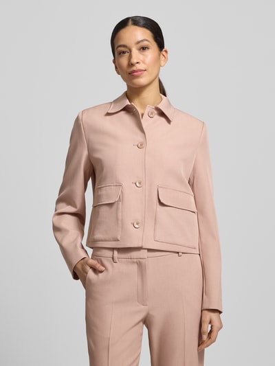Frauenmodel trägt Blazer mit Knopfleiste von Jake*s Collection in Rosa, Regular Fit, Hemdblusenkragen, Pattentaschen, Nahaufnahme Oberkörper.