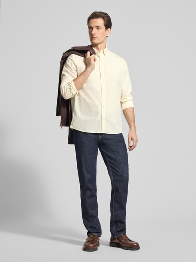 Männermodel trägt Regular Fit Freizeithemd mit Kentkragen Modell 'Christaldo' von Matinique in Reine Baumwolle, Langärmelig, Knopfleiste, Ganzkörperansicht von vorne.