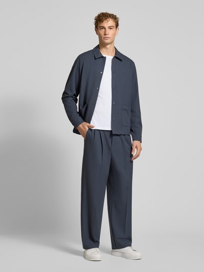 Männermodel trägt Straight Fit Hose mit Viskose-Anteil Modell 'Grant' von Casual Friday in Dunkelblau, Bügelfalten, Ganzkörperansicht von vorne. Elastischer Material-Mix, teilelastischer Bund, Knopf- und Reißverschluss, Bundweite 43 cm, Innenbeinlänge 74 cm.