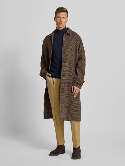 Männermodel trägt Tapered Bundfaltenhose aus Baumwoll-Mix Modell 'PERINO' von BOSS, unifarben, seitliche Riegel, Ganzkörperansicht von vorne.