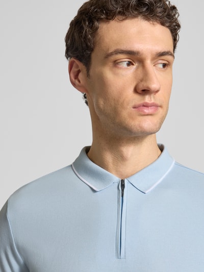 Männermodel trägt Regular Fit Poloshirt mit Baumwoll-Anteil von HECHTER PARIS in Hellblau, Reißverschluss, elastische Ärmel, Nahaufnahme Oberkörper.