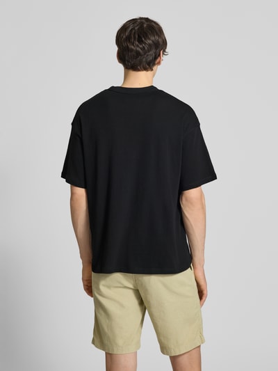 Männermodel trägt T-Shirt mit Label-Print und Rundhalsausschnitt von Jack & Jones, Reine Baumwolle, Regular-Fit, Rückenlänge 68 cm, Ganzkörperansicht Rückansicht.